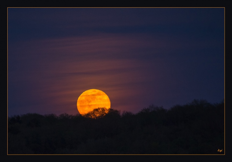 Lever de Lune sur l'horizon avec couleur orangée