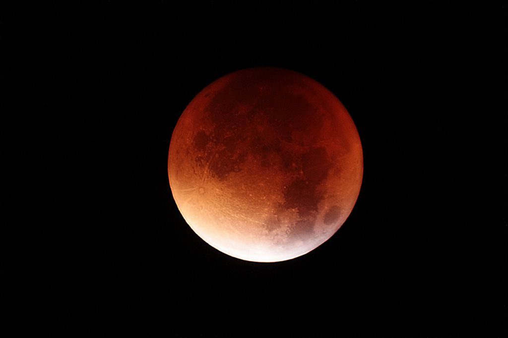 Photo d'une éclipse totale de Lune montrant la belle couleur orange visible au moment de la totalité.