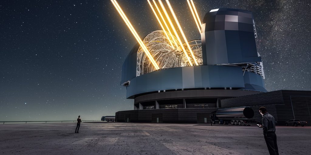 Vue d’artiste de l’E-ELT opérant de nuit depuis le sommet du Cerro Armazones au nord du Chili. Huit lasers jaunes créent des étoiles artificielles dans la haute atmosphère, utilisées comme références pour corriger les perturbations atmosphériques. 