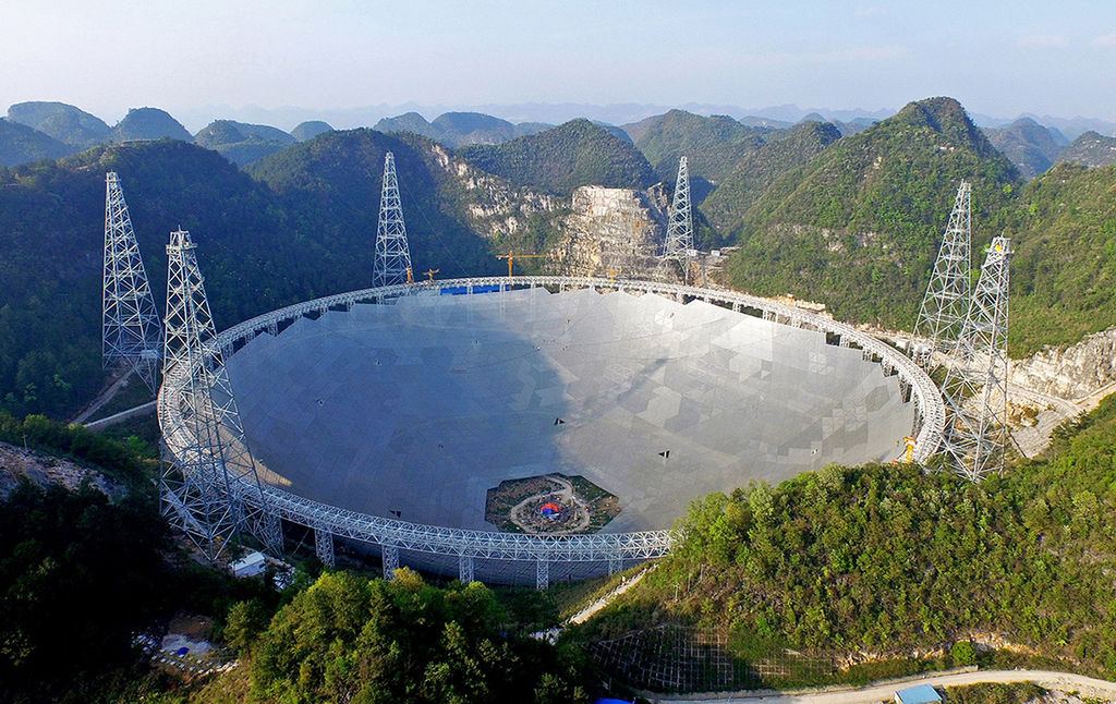 L’antenne du Five hundred meter Aperture Spherical Telescope (FAST) dans le sud de la Chine se trouve au milieu de la forêt. Sur la photo, elle est éclairée par le soleil de l'après-midi. 