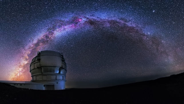 Le Grand Télescope des îles Canaries observant la Voie lactée de nuit.