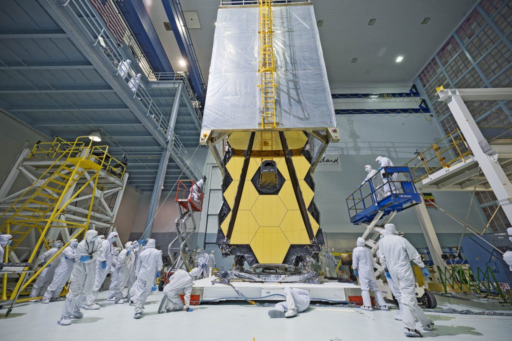 Le télescope spatial JWST en salle blanche pendant un test de vibration.