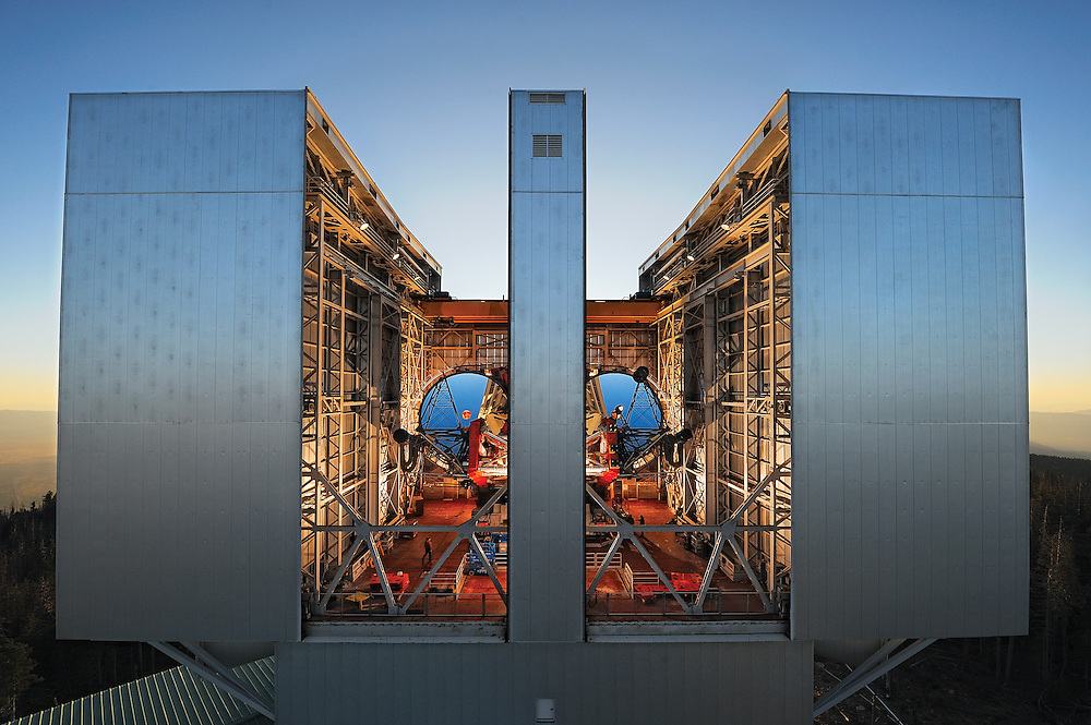 Le Large Binocular Telescope en Arizona et ses deux miroirs placés sur la même monture, à l'aube.