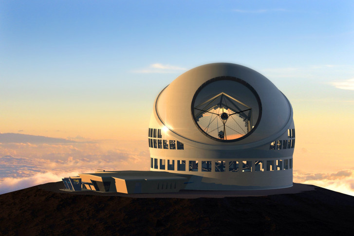 Le Thirthy Meters Telescope (TMT) au coucher du soleil. Il se trouve à l’observatoire de Mauna Kea sur l’île d’Hawaï.