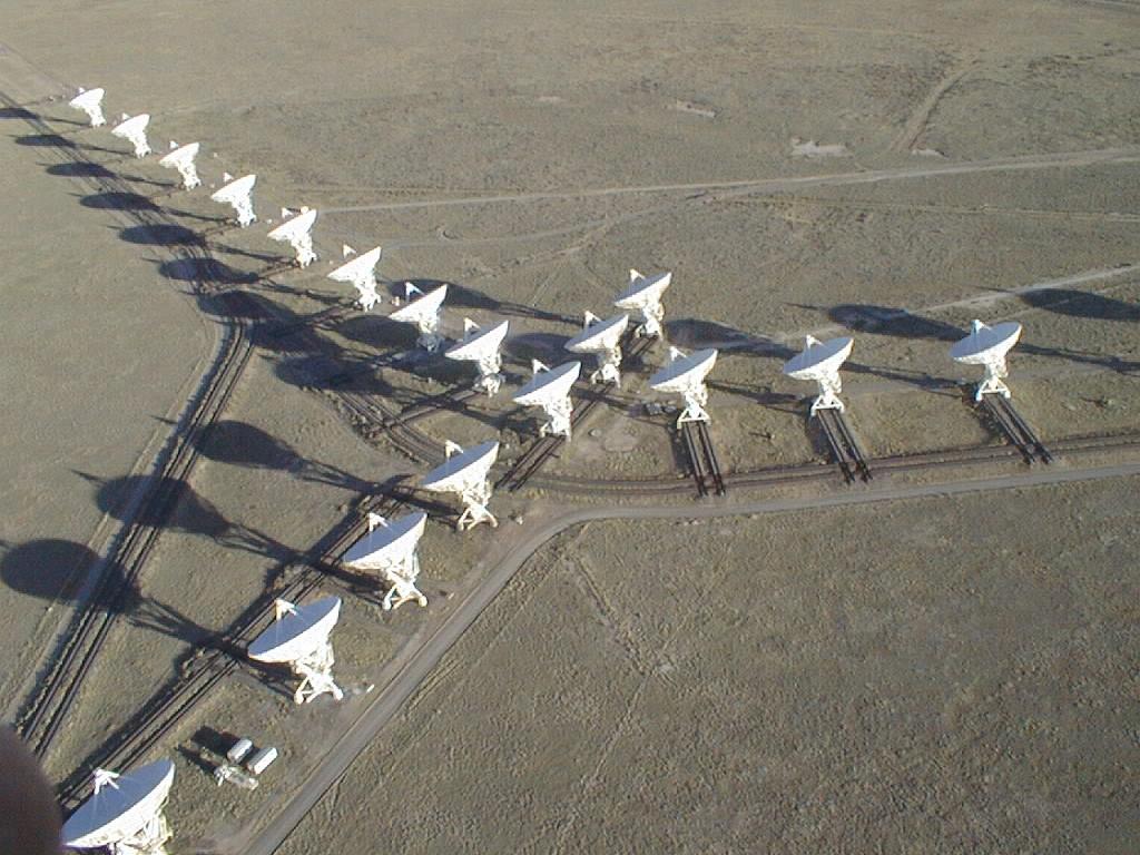 Le radiotélescope Very Large Array (VLA) au Nouveau-Mexique. Ses 27 antennes paraboliques de 25 m chacune, se déplacent sur des voies de chemin de fer disposées selon un tracé formant un immense Y. Elles sont éclairées par le soleil.