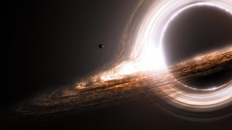 La représentation du trou noir et de son horizon des événements dans le film Interstellaire.