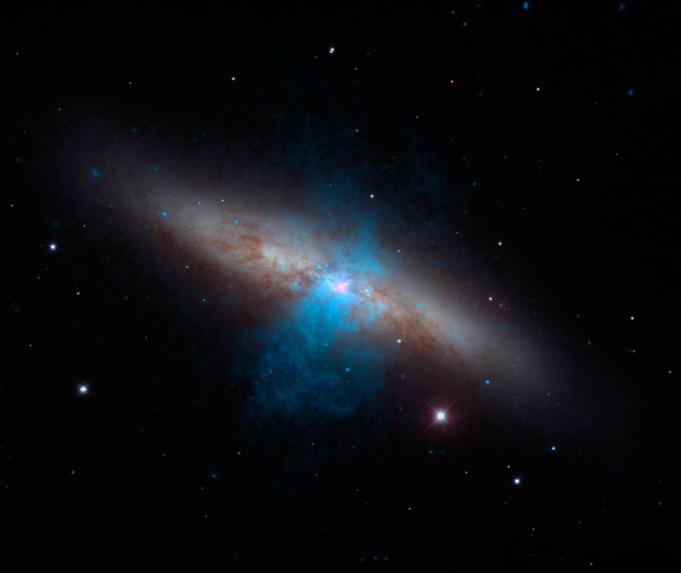 Le plus puissant pulsar jamais observé (en rose) au centre de la galaxie Messier 82.