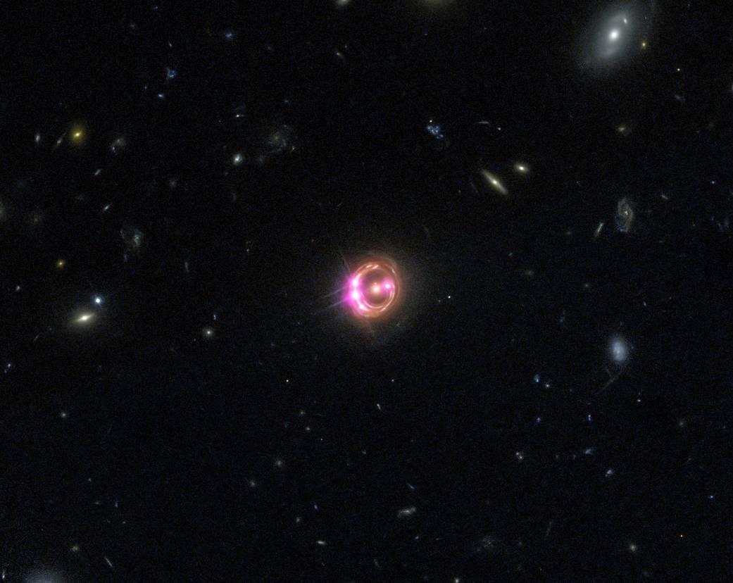 Au centre de l'image, un cercle violet est une image du quasar RXJ1131