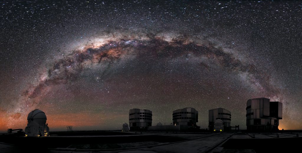 Le Very Large Telescope de l’Observatoire européen austral (ESO) dans le désert d’Atacama au nord du Chili. De nuit, la Voie lactée le surplombe. 