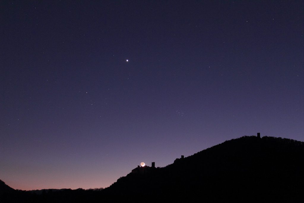 Photo de Vénus le soir avec la lune qui se couche