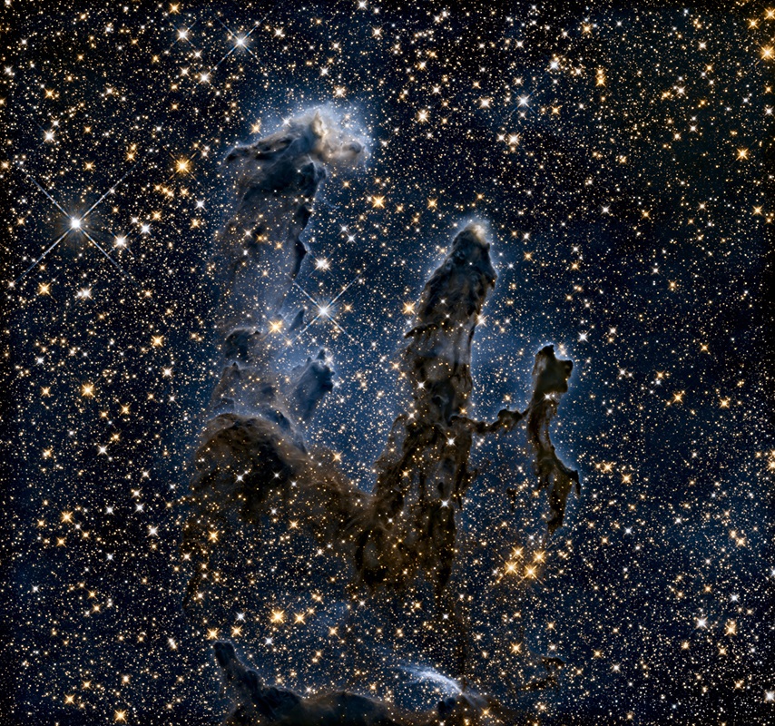 La nébuleuse de l'Aigle vue par Hubble en avril 2015. La nébuleuse, gaz et poussières gris foncé, sont visibles devant un fonds très étoilé.