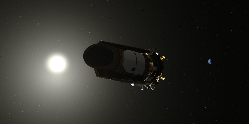 Image montrant le télescope spatial Kepler, sur son orbite héliocentrique, à 150 millions de kilomètres derrière la Terre. 