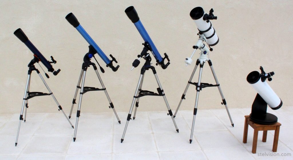 Photo de trois modèles de lunettes astronomique et deux modèles de télescope.