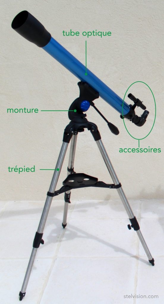 Photo de lunette astronomique montrant le tube optique, la monture et les accessoires.