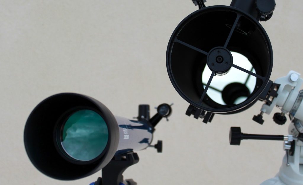 Photo illustrant la différence entre une lunette astronomique et un télescope