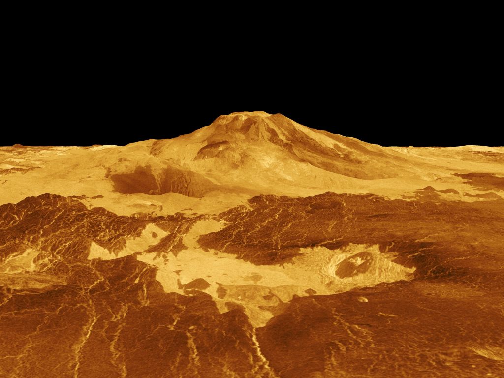 Image de synthèse représentant le volcan Maat Mons à la surface de Vénus. Le volcan qui culmine à 8 km au-dessus des rayon moyen de la planète est en couleurs jaune et or, sur fond noir. 