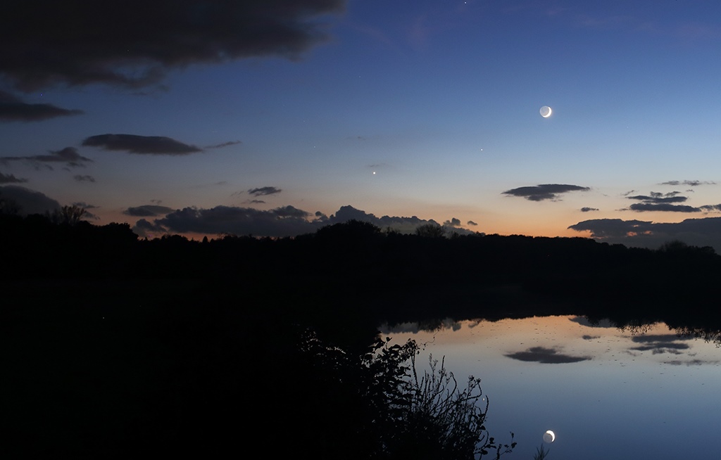 Photo du rapprochement Lune-Vénus-Saturne au crépuscule en novembre 2016.