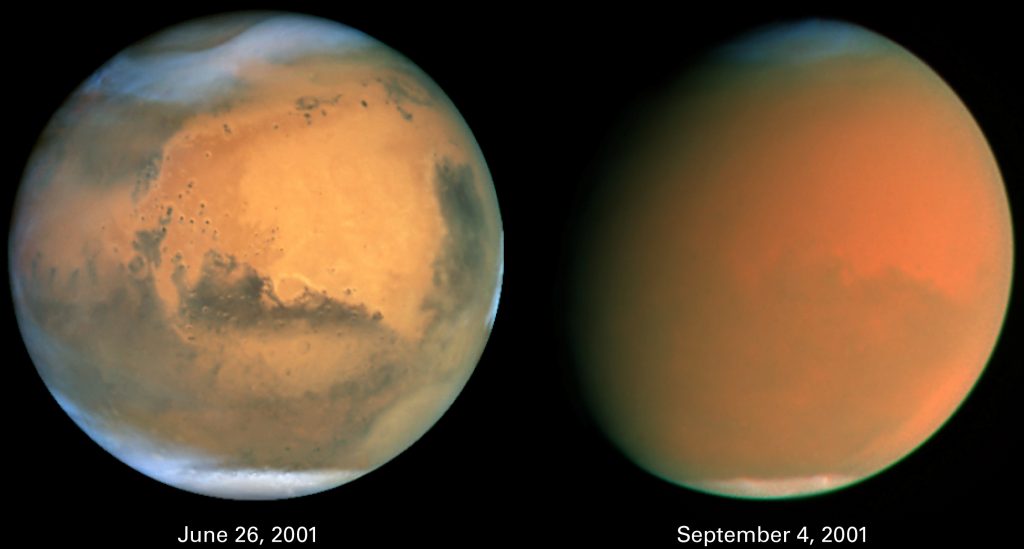 Vues de Mars par le télescope spatial Hubble, avant et après une tempête de poussière globale à l'été 2001. Avant (sur la gauche) on voit la surface de Mars et les calottes polaires très étendues. Après (à droite), les calottes polaires ont diminué car la glace s'est sublimée et l'atmosphère est emplie de poussière martienne.