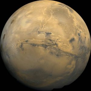 La planète Mars et en son centre, horizontal, le plus grand canyon du Système solaire: Valles Marineris
