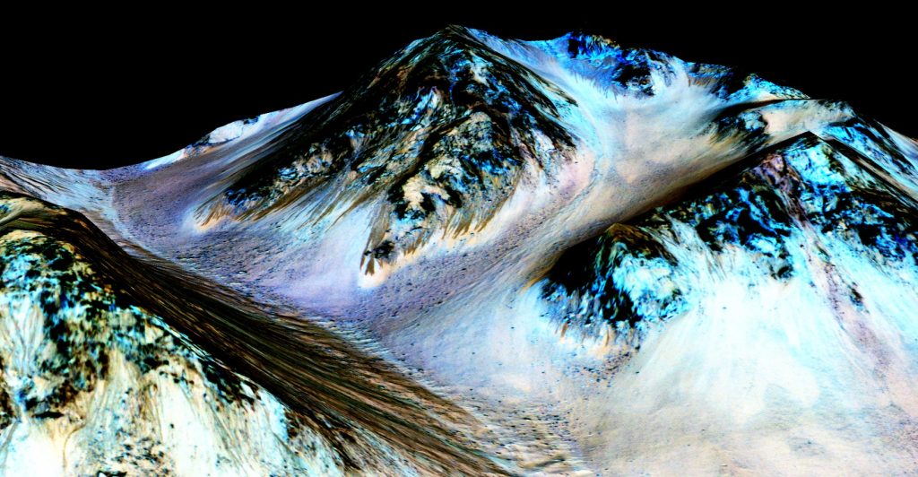 Montagne sur lesquelles on observe des traînées noirâtres qui correspondent à un écoulement d'eau liquide en saumure sur Mars. Découverte en 2015 par la sonde Mars Reconnaissance Orbiter