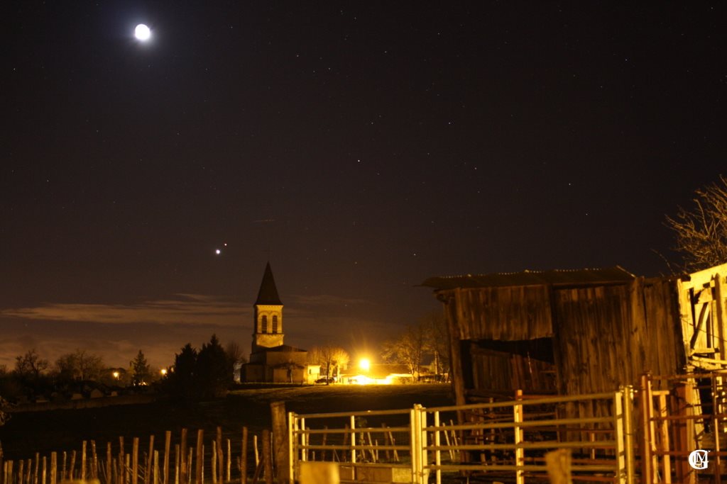 Photo clocher avec planètes Vénus et Mars, et la Lune