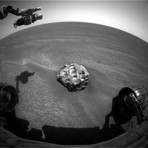 Photo en noir et blanc de la météorite Heat Shield Rock découverte par Opportunity, point de vue du rover. 