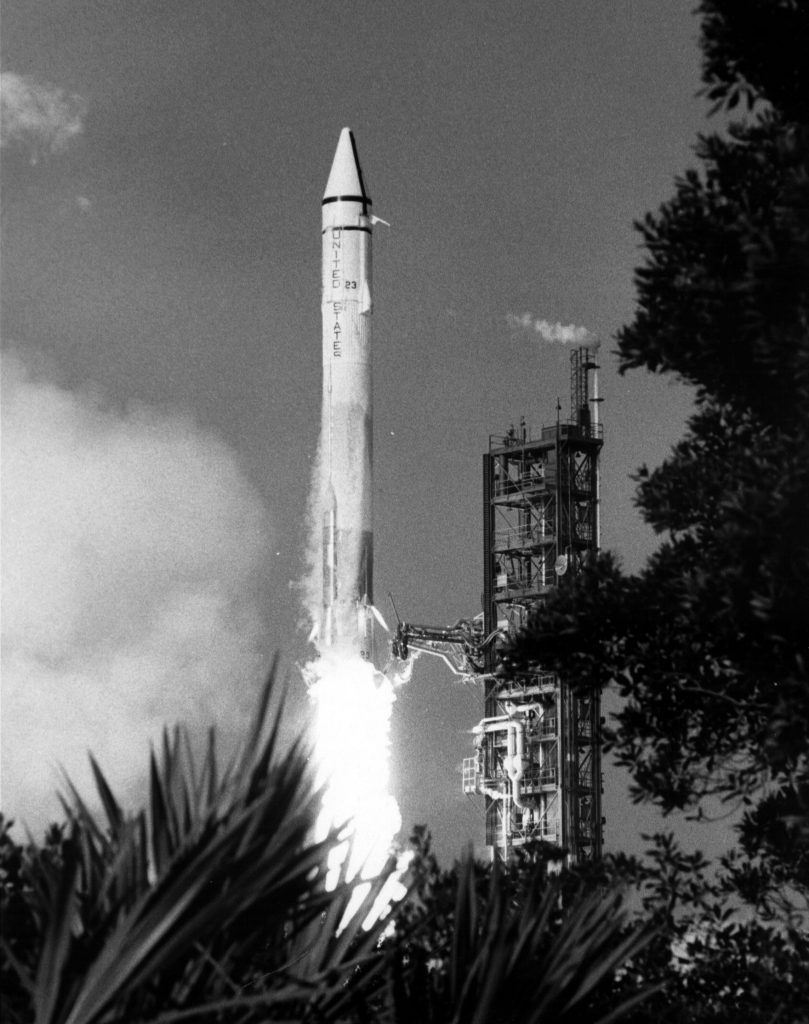 Photo en noir et blanc du décollage de la fusée qui a lancé la sonde américaine Mariner 9 de Cape Canaveral en 1971.