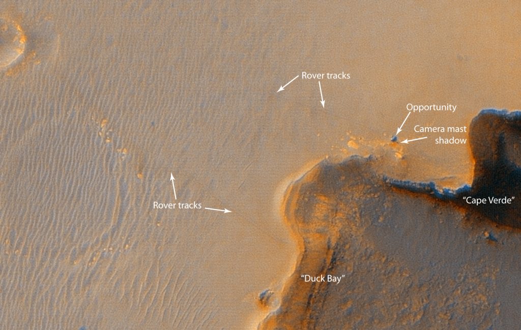 Image en couleur du rover Opportunity sur la bordure du cratère Victoria par la sonde Mars Reconnaissance Orbiter.