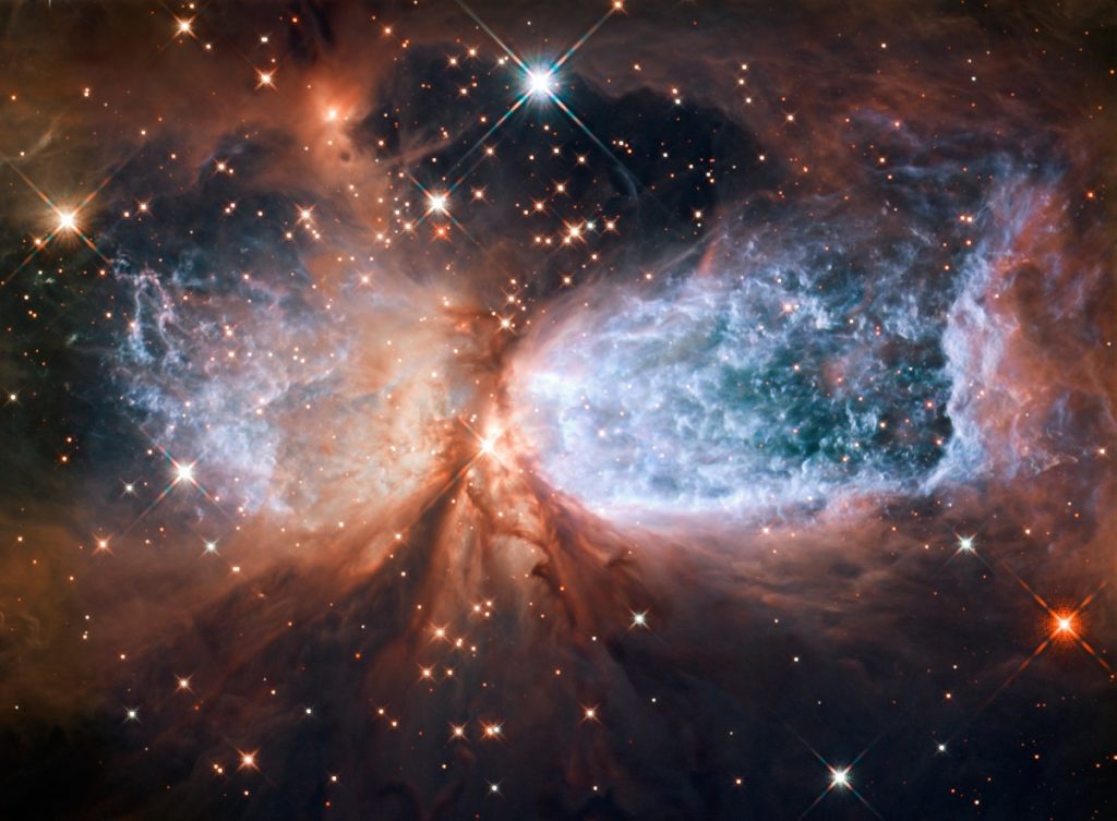 Photo prise par le télescope Hubble montrant un nuage de gaz et de poussières en forme de « sablier »