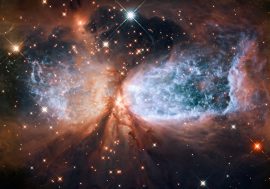 Photo prise par le télescope Hubble montrant un nuage de gaz et de poussières en forme de « sablier »