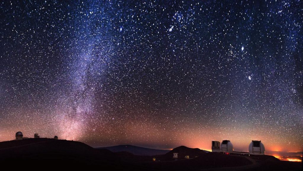 Vue de nuit de l'Observatoire du Mont Mauna Kea à Hawaï, à 4145 m d'altitude, sous un ciel parsemé d'étoiles.