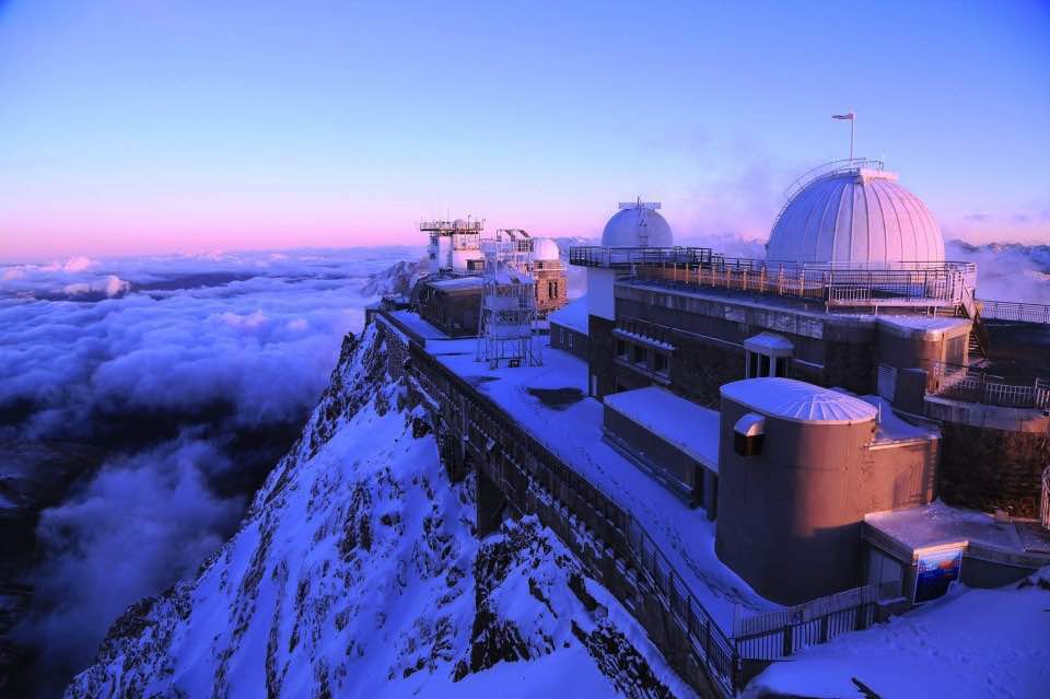 Observatoire du Pic du Midi à l'aube, la neige est dans les tons violets. 