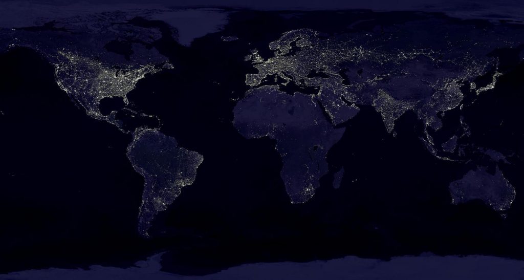 Planisphère représentant les lumières artificielles qui illuminent la surface de la Terre la nuit.