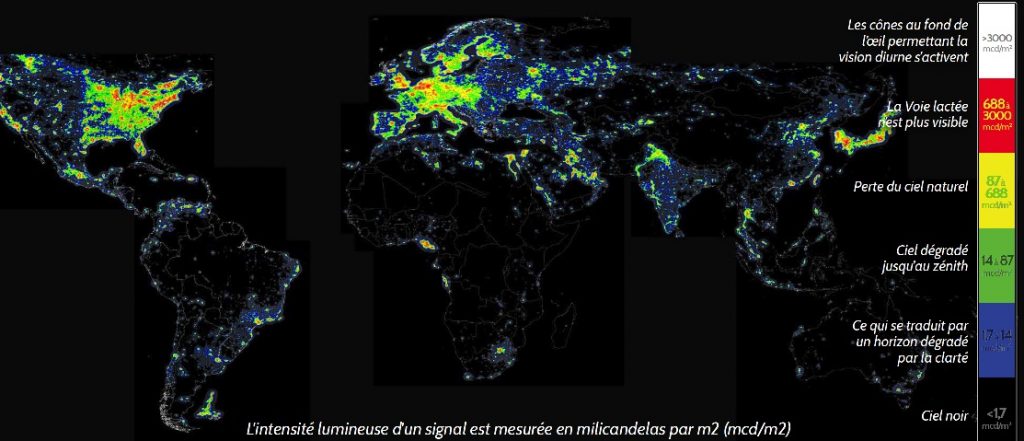 Planisphère qui représente les émission lumineuses des aires urbaines de nuit. 