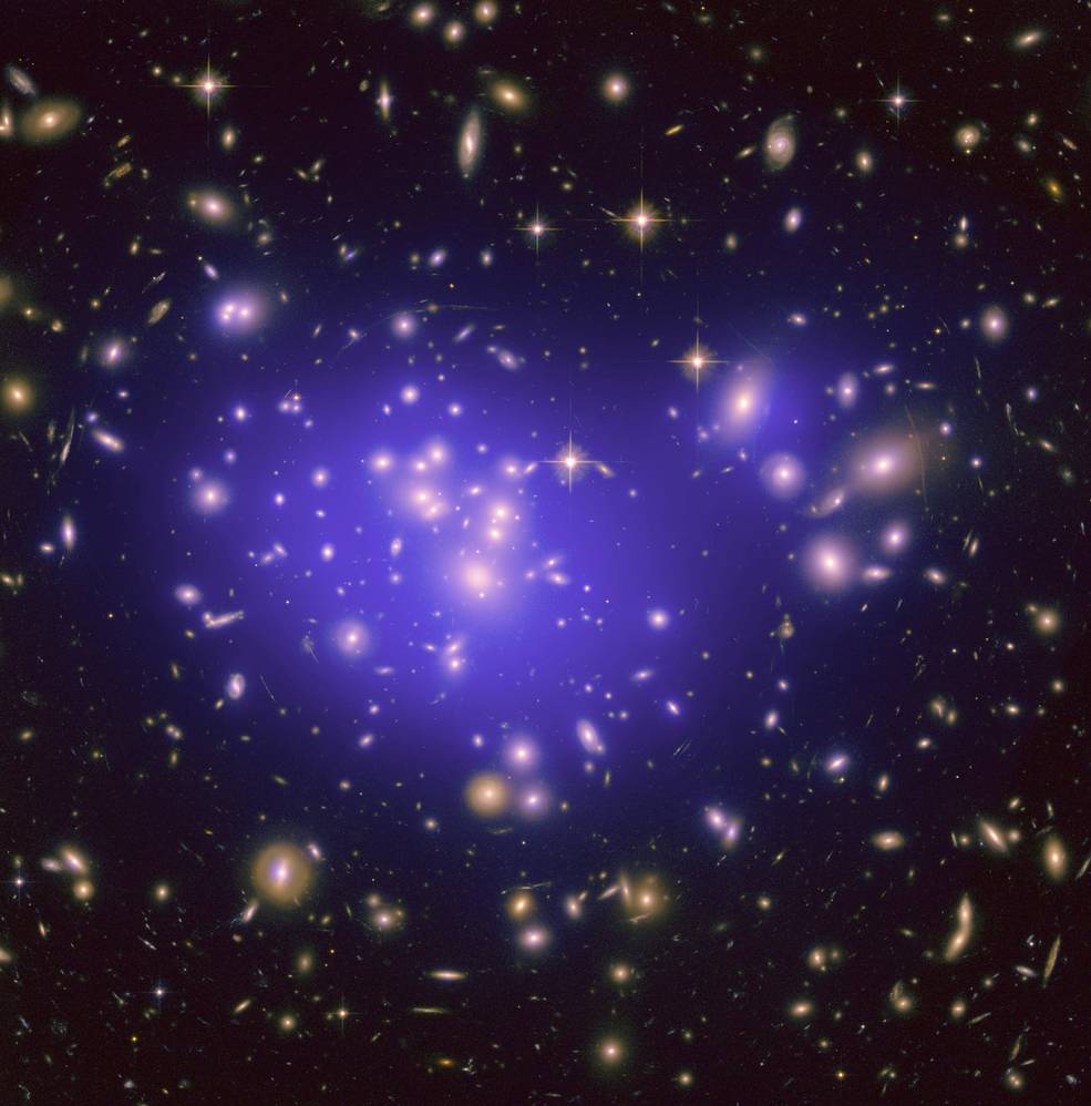 Zone centrale de l'amas de galaxies Abell 1689. Des centaines de galaxies apparaissent en couleur jaune sur fonds noir avec au centre de l'image un halo violet.