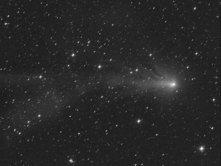 Animation de la comète Panstarrs en noir et blanc.