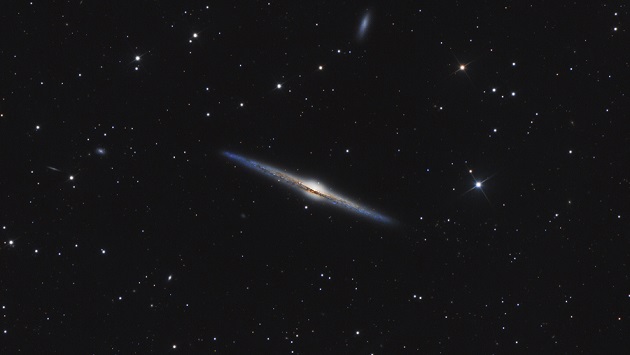 Galaxie spirale de l'aiguille, vue par la tranche de son disque fin.
