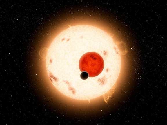 Kepler 16b a été la première exoplanète (point noir au premier plan) détectée en orbite autour d'une étoile binaire, c'est-à-dire de deux étoiles en arrière-plan (rose et orange).