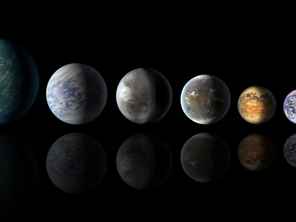 Vue d'artiste de quatre exoplanètes aux couleurs différentes qui semblent être riches en eau.