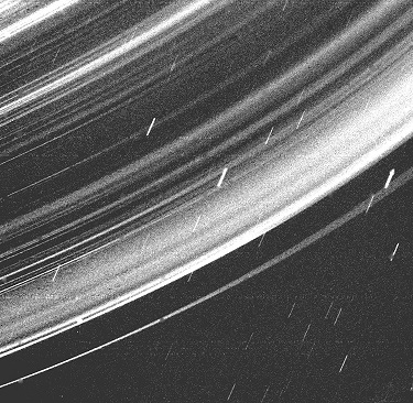 Photo en noir et blanc d'un zoom sur les anneaux d'Uranus prise par Voyager 2.
