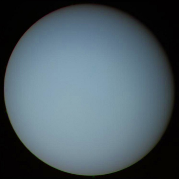 Uranus vue par la sonde Voyager 2 : on y voit une sphère lisse de couleur violet clair.