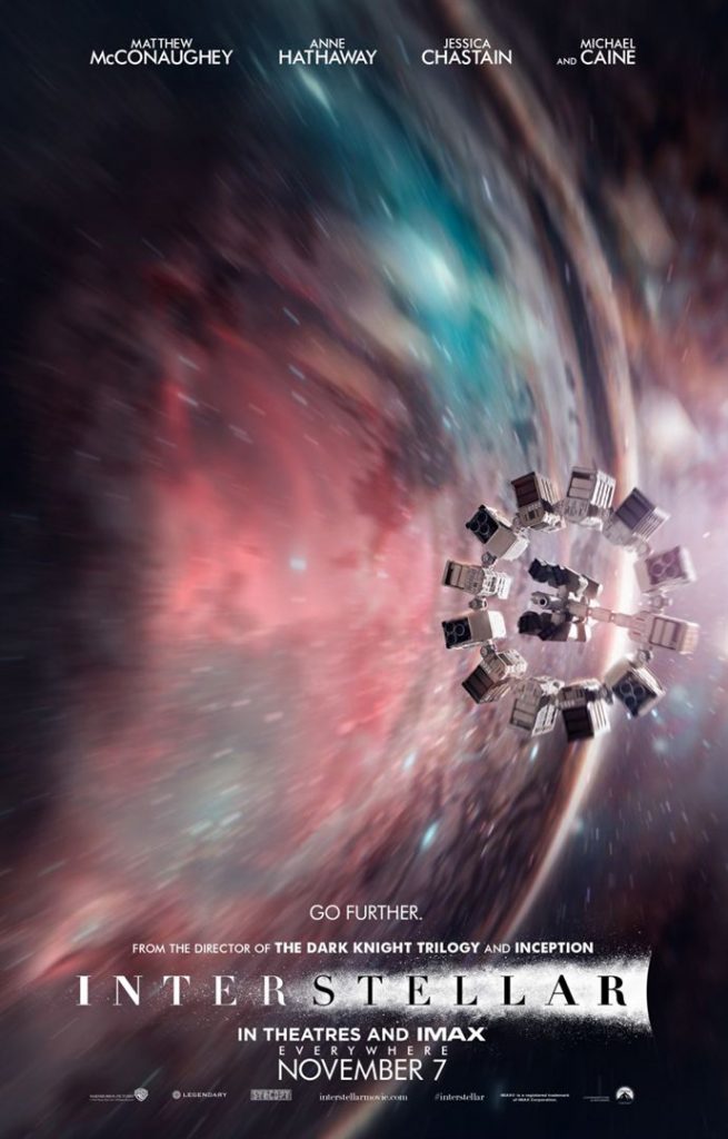 Affiche du film Interstellar : on y voit le vaisseau en forme de cercle avec capsules fixées tout autour, devant un fond spatial bleu, violet et rouge.