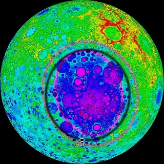 Vue du bassin d'impact Pôle Sud-Aitken en fausses couleurs : on voit le bassin représenté par un grand cercle bleu sur le reste de la surface de la Lune en couleur verte qui indique une profondeur moindre.