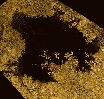 Photo de Cassini d'un lac d'hydrocarbures à la surface de Titan. Le lac est noir autour de "terres" en couleur jaune.