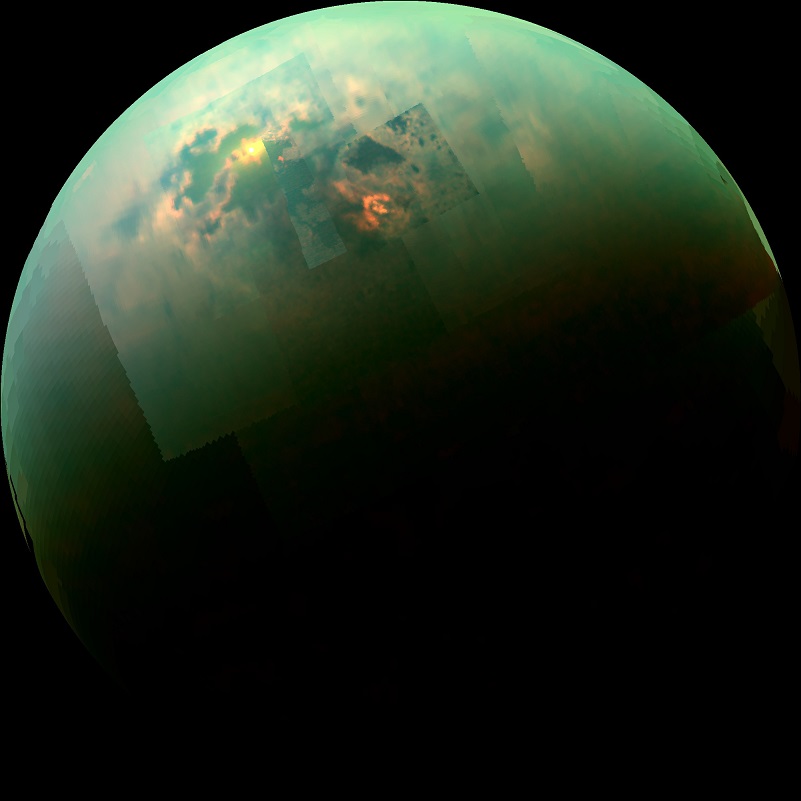 Vue en proche infrarouge de Titan par Cassini : le Soleil se reflète en orangé dans les mers près du pôle nord de Titan (en couleur bleu vert).