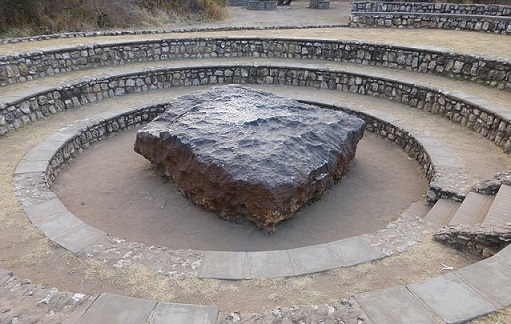 Photo prise par un touriste en 2014 de la plus grosse météorite du monde. Elle est en Namibie et à été placée au centre d'une mini arène.