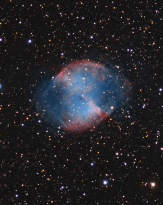 Image de la nébuleuse planétaire M27 dans le Petit Renard.