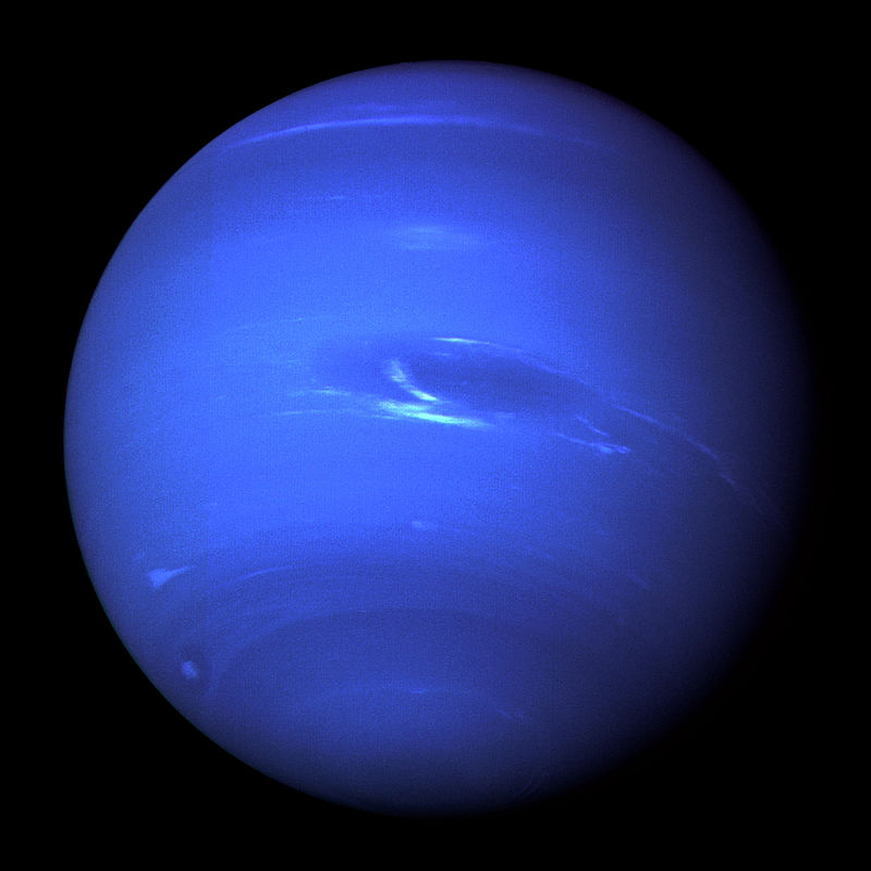 Planète Neptune vue dans sa totalité : elle est bleu intense sur fond noir. 