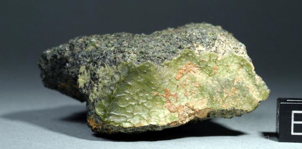 Photo d'une météorite découverte en 2012 qui pourrait venir de Mercure : elle a une teinte particulière de vert.