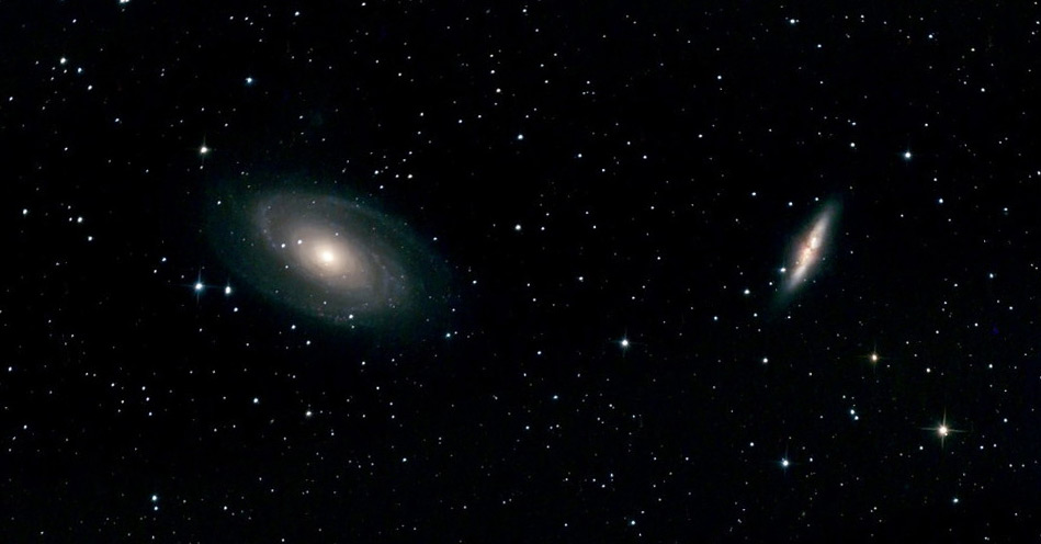 Photo des galaxies M81 et M82, dont la magnitude surfacique est différente.